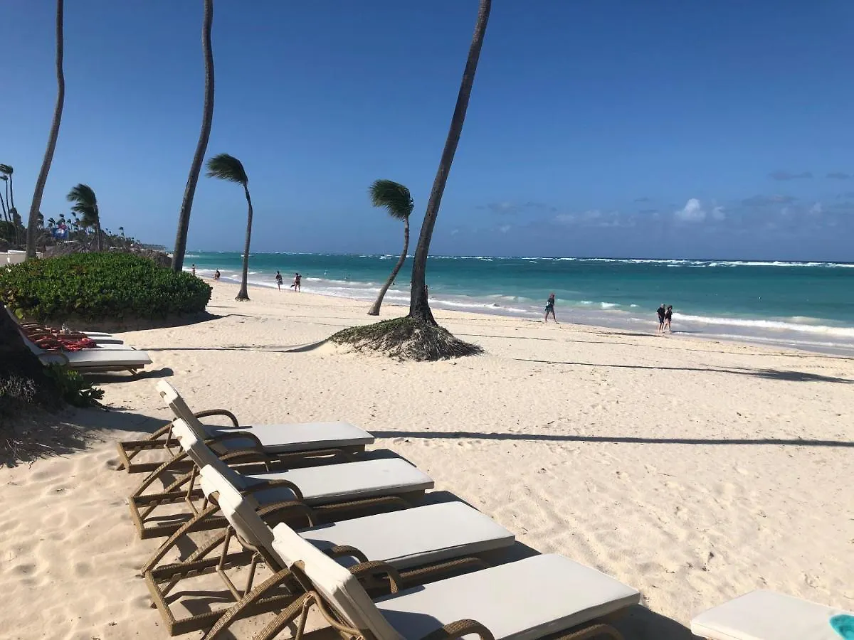 Beautiful One Bedroom Unit With Pool And Beach Club In A Golf Project location